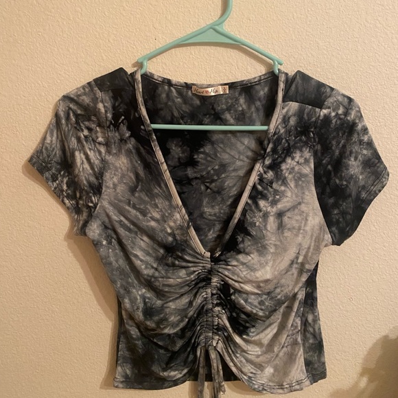 cute slightly cropped tye dye shirt with adjustable scrunch in front - Picture 1 of 2